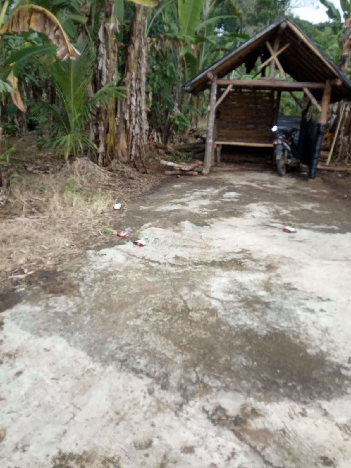 Jalan PT Bumisari Ditutup Orang Tidak Dikenal 
