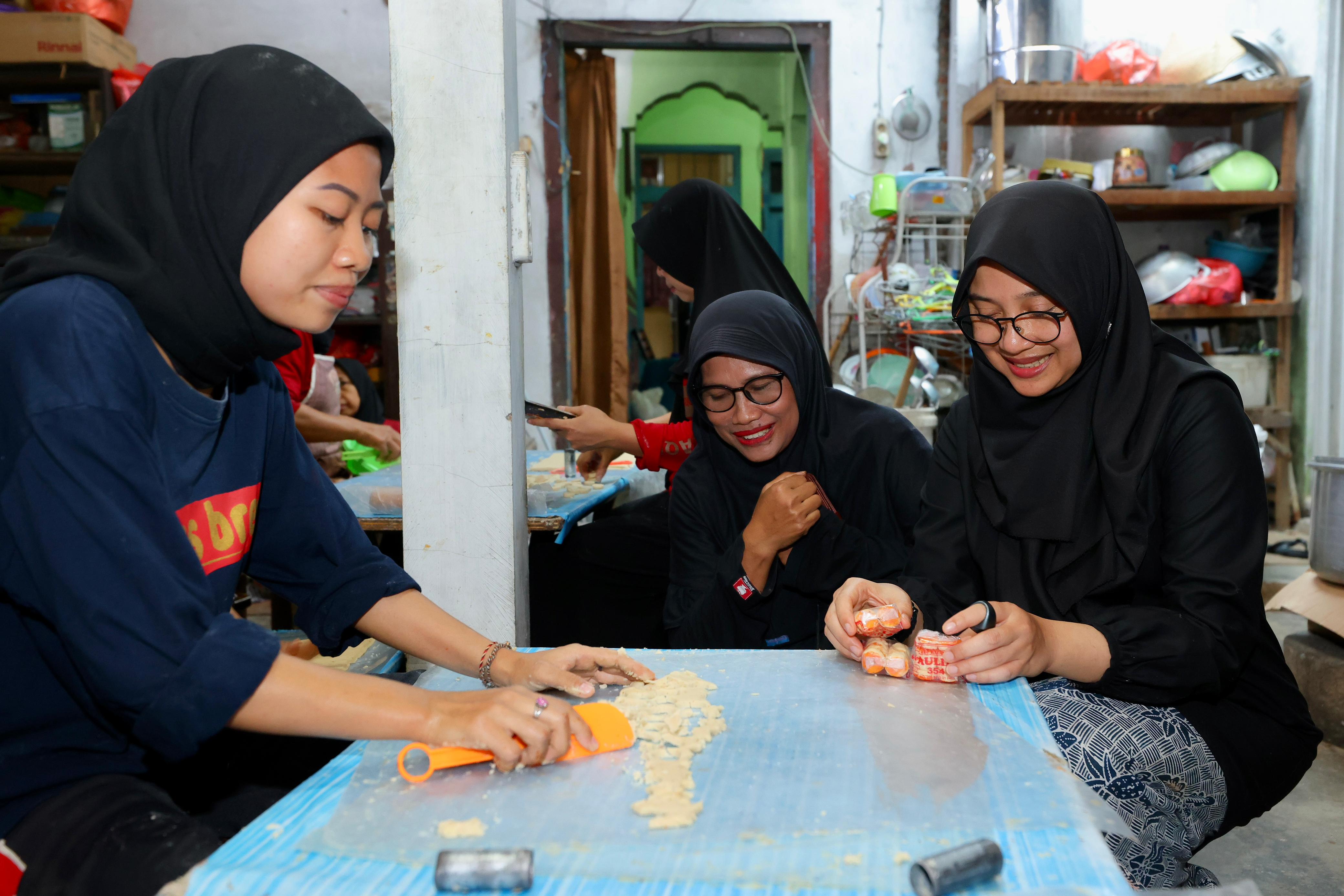 Berdayakan Pasien ODGJ, Usaha Rumahan Kue Kacang di Banyuwangi Beromset Ratusan Juta