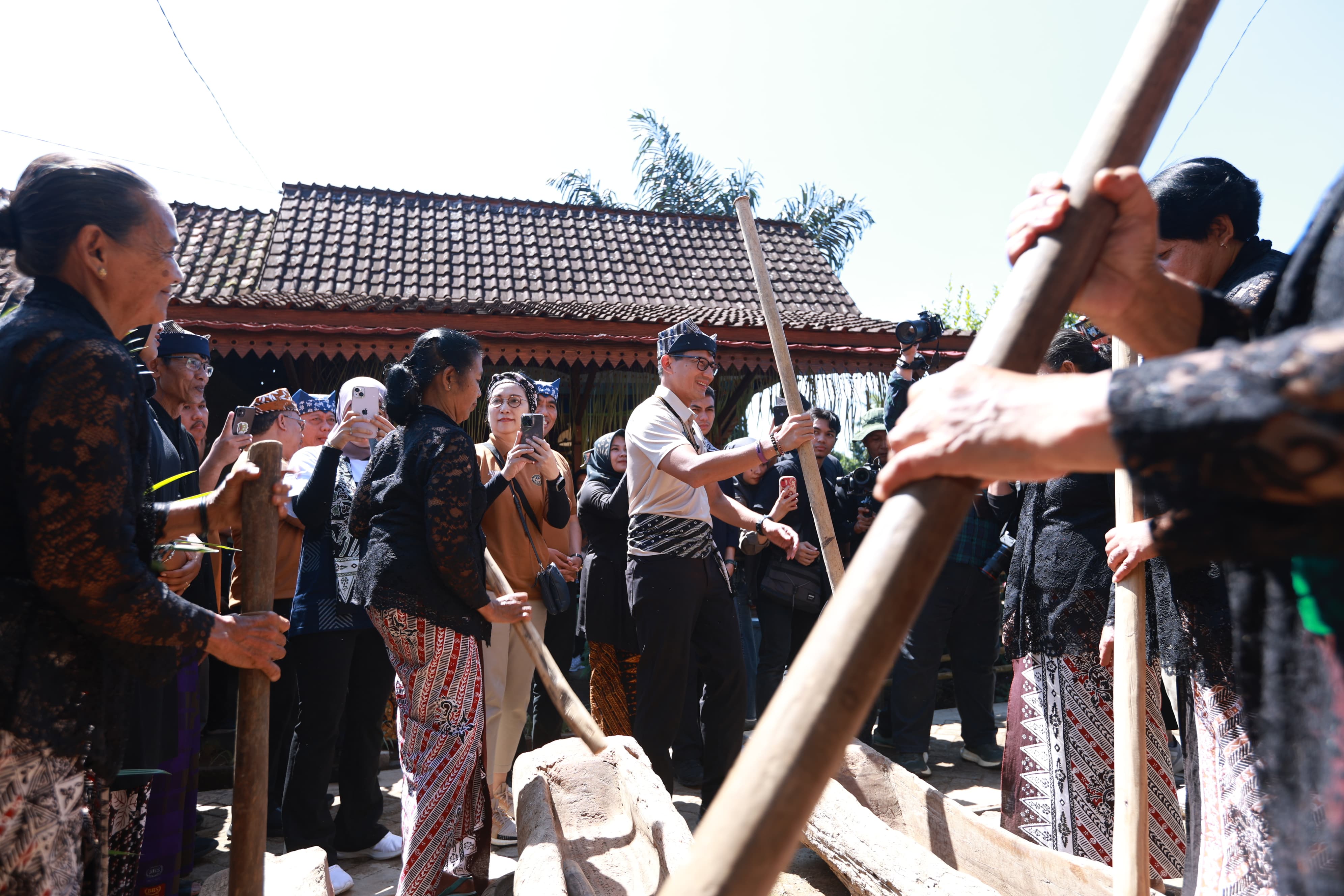 Kunjungi Desa Wisata Adat Kemiren Banyuwangi, Menteri Sandiaga: Pengalaman World Class Tourism 