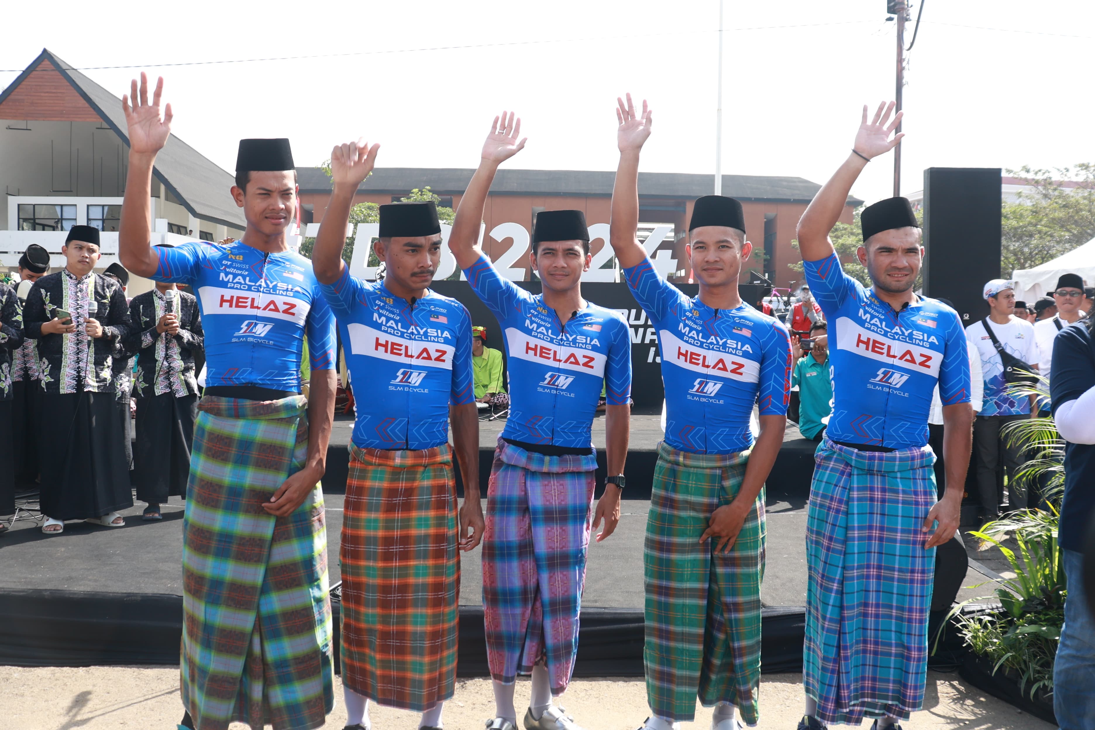 Serunya Para Pembalap Dunia Pakai Sarung dan Kopiah di Tour de Banyuwangi Ijen 