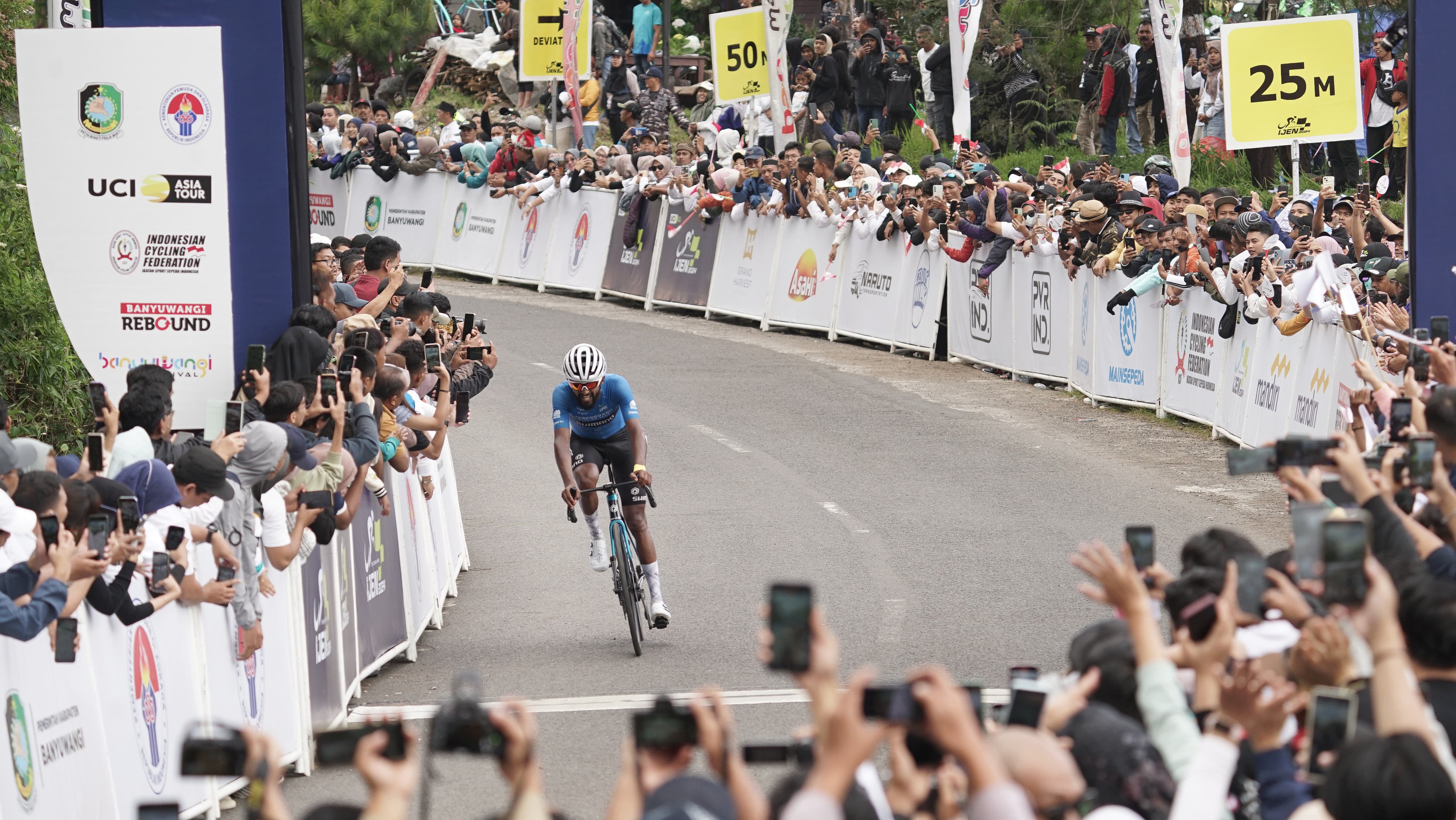 Pembalap Grand Tour Juara Umum Tour de Banyuwangi Ijen 2024