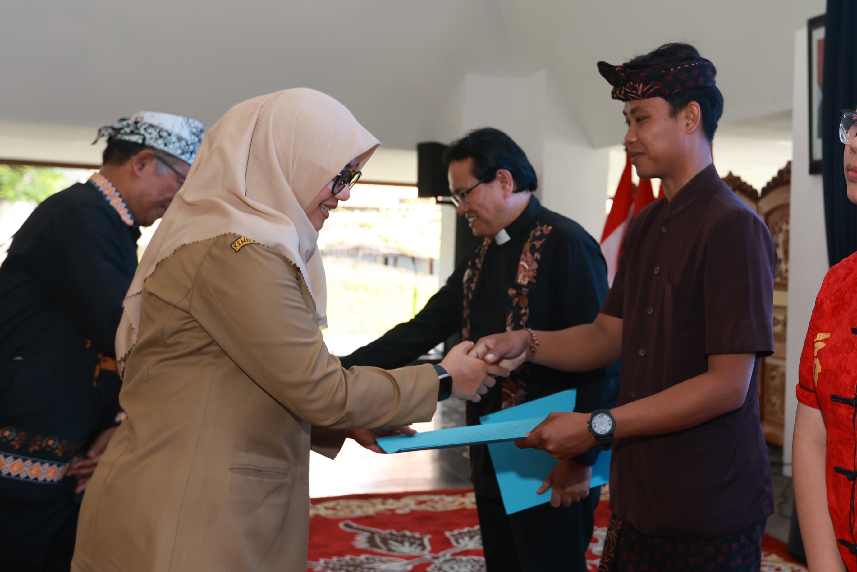 Perkuat Pendidikan Karakter, Bupati Ipuk Salurkan Insentif Guru Semua Agama