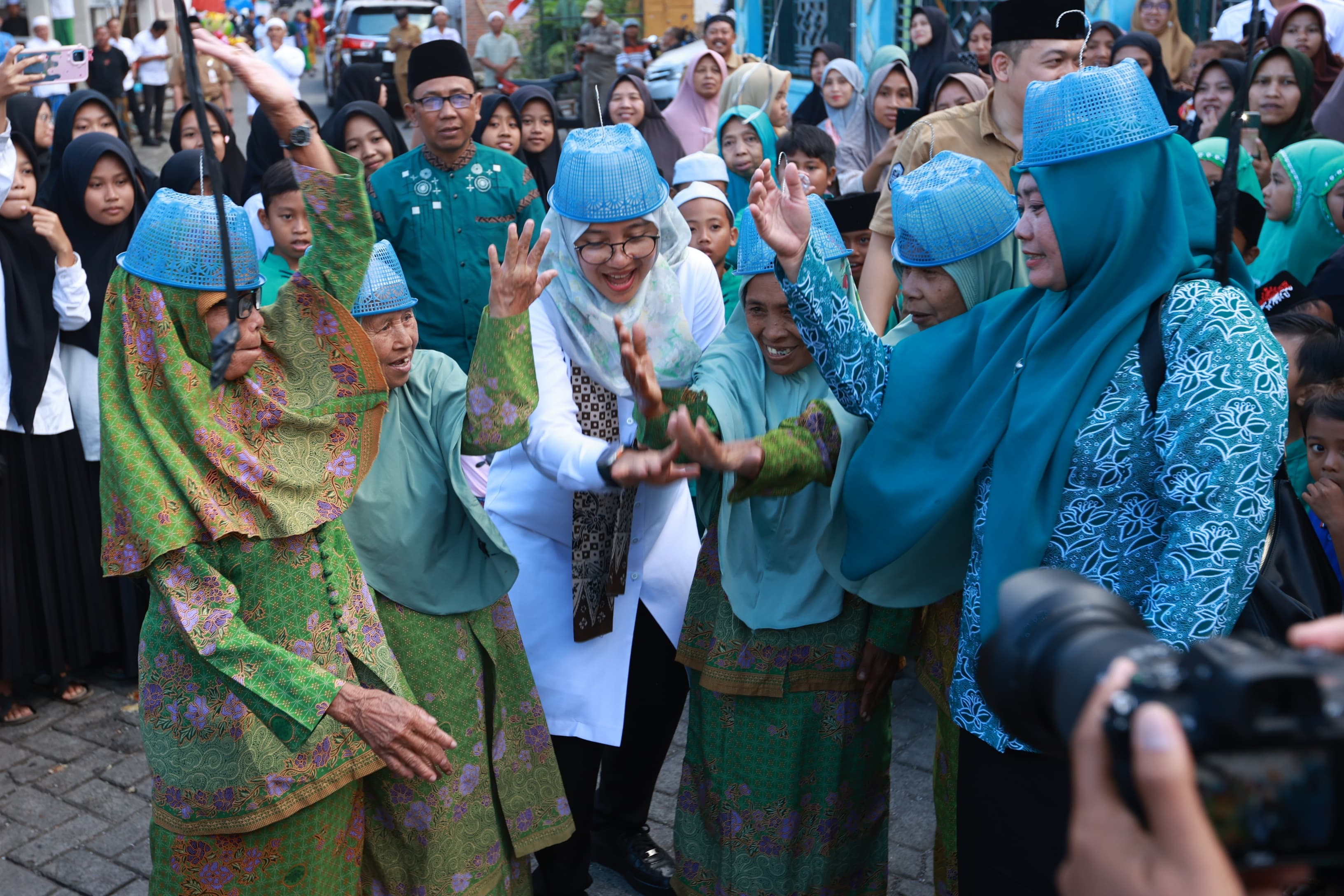 Serunya Bupati Ipuk Lomba Agustusan Bareng Warga Desa