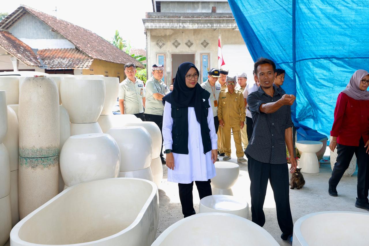 Di Desa Banyuwangi ada Rumah Produksi Furnitur dari Limbah Plastik Berkualitas Ekspor