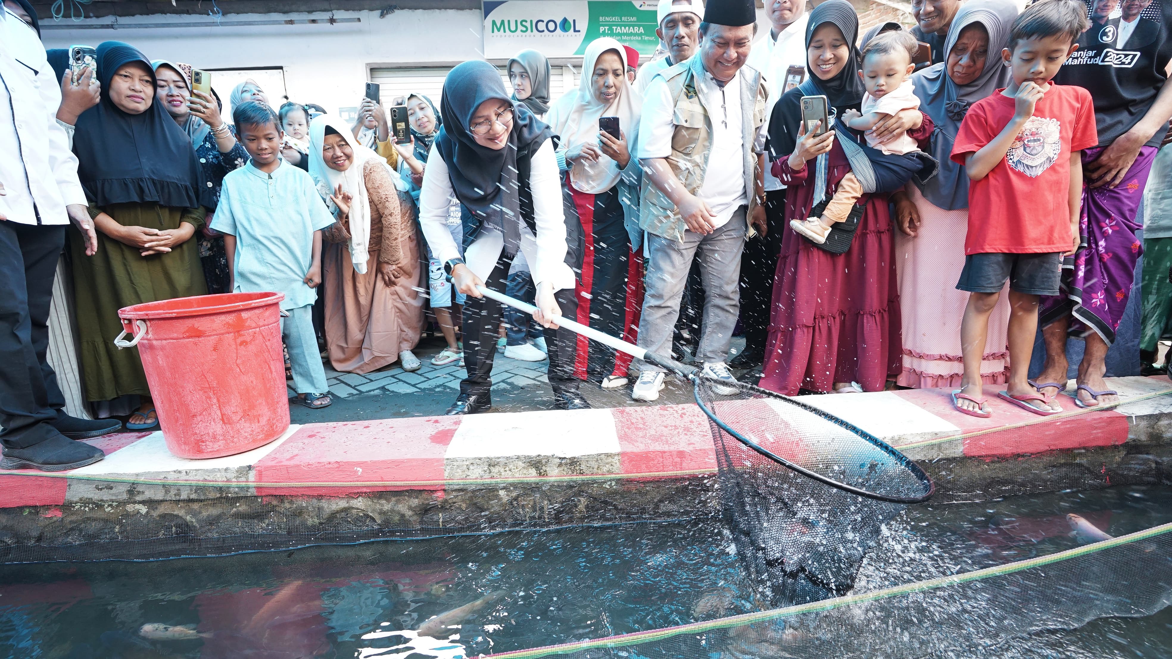 Melihat Warga Desa Genteng Wetan Banyuwangi yang Sulap Saluran Air Kotor Jadi Kolam Ikan