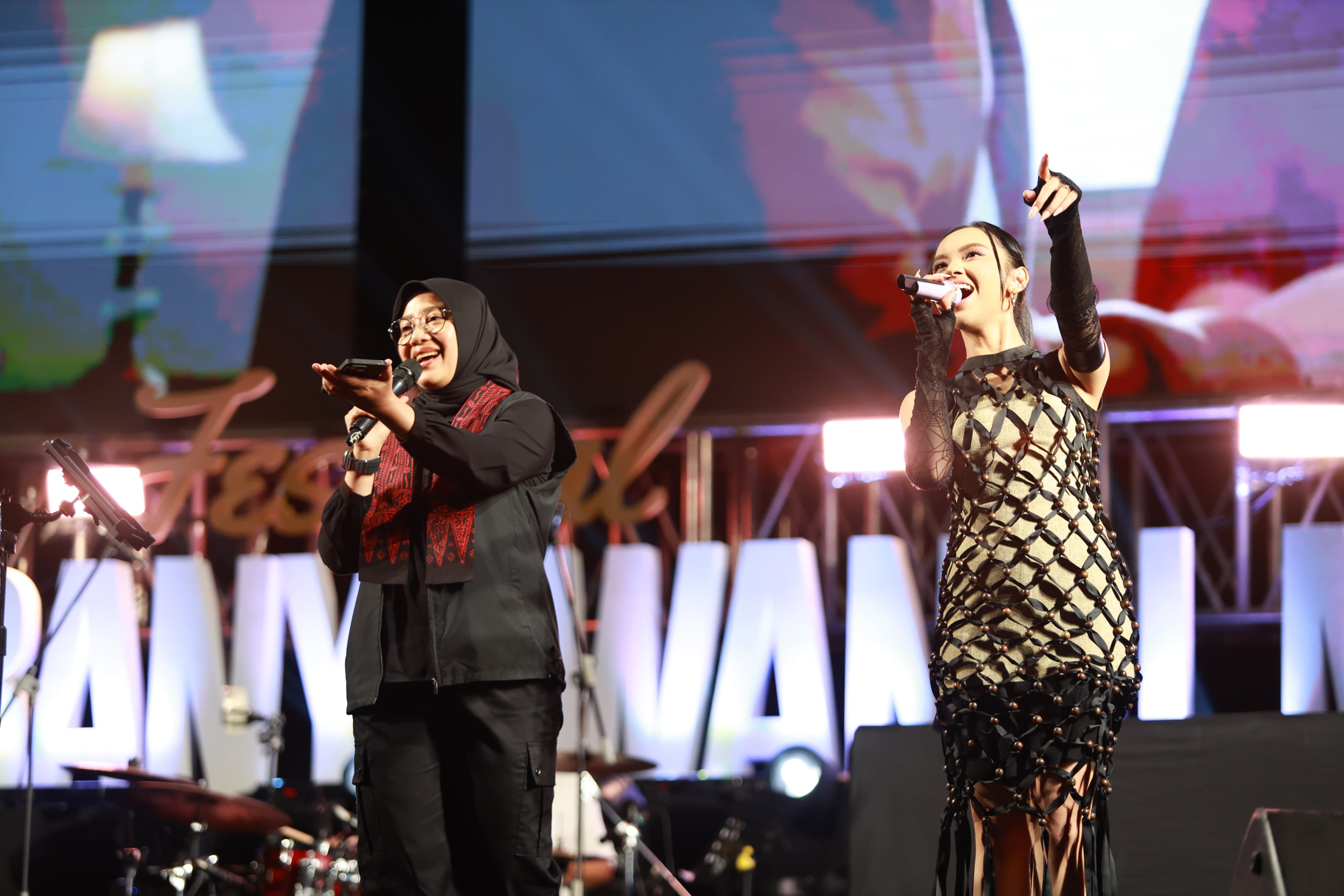 Dimeriahkan Lyodra dan NDX AKA, Ribuan Orang Larut dalam Festival Musik Tepi Pantai Banyuwangi