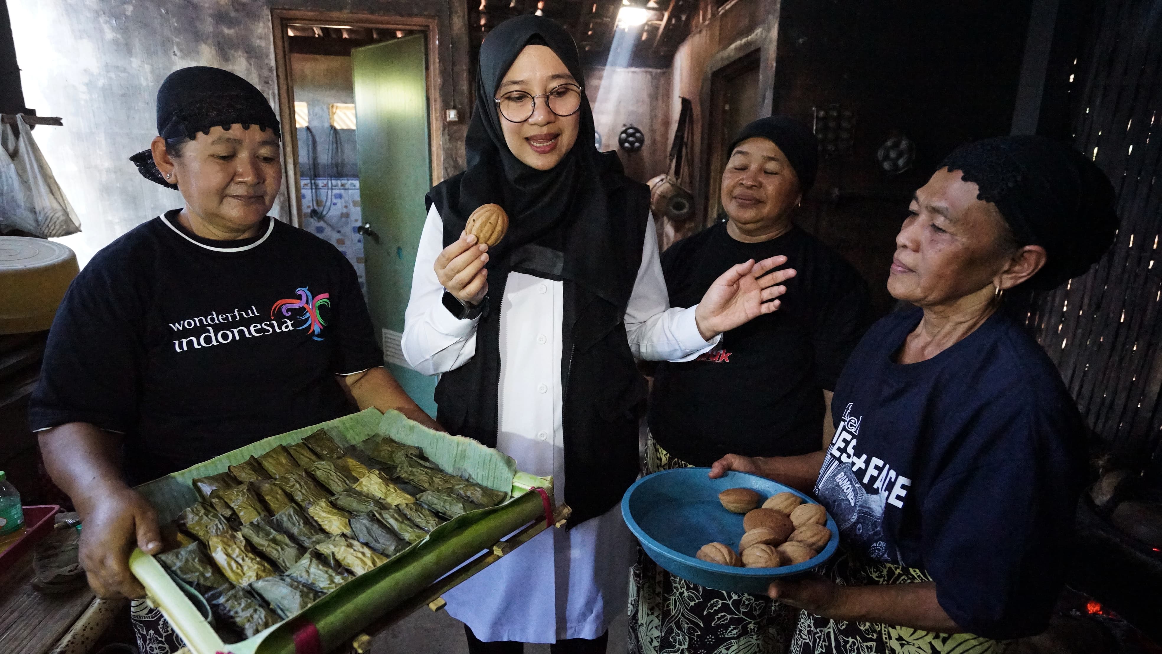 Nikmatnya Kue Klemben Tradisional dari Desa Adat Banyuwangi