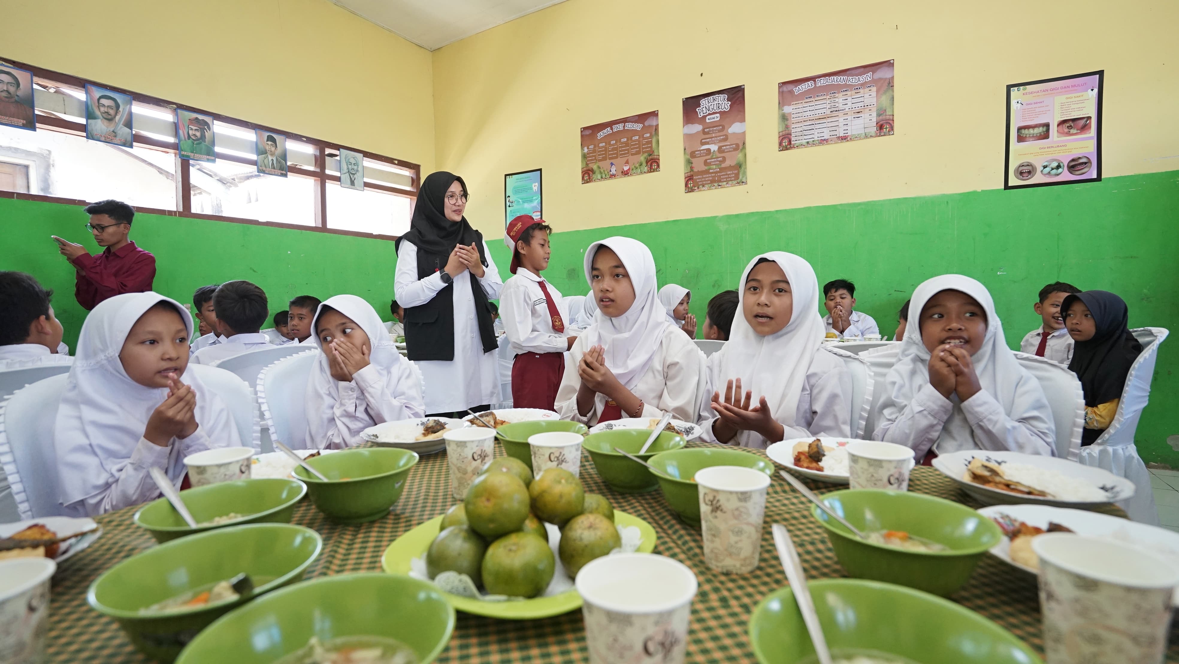 Ngantor di Desa, Bupati Ipuk Simulasi Program Makan Siang Bergizi