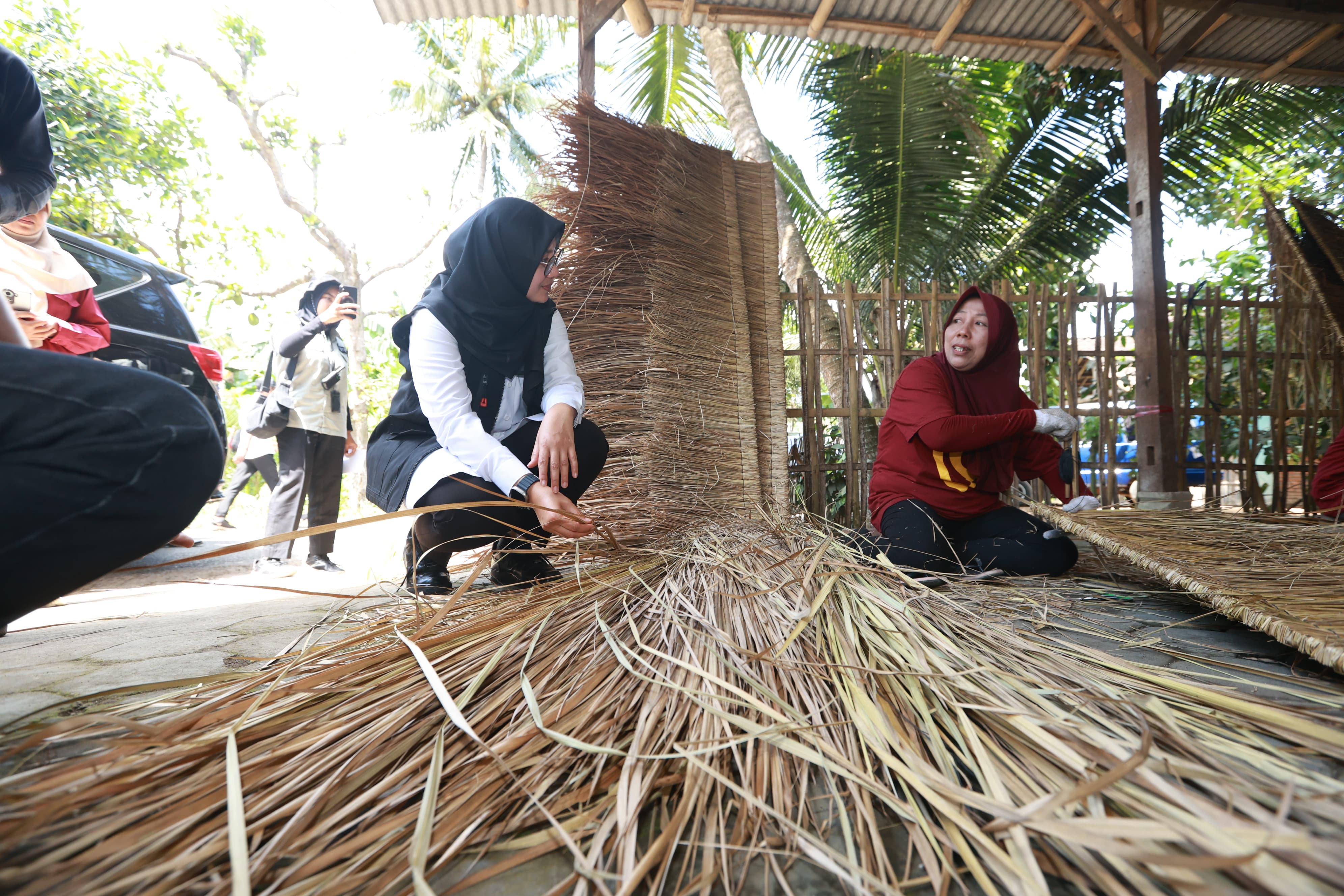 Pariwisata Menggeliat, Bawa Berkah bagi Usaha Anyaman Atap Ilalang di Desa Banyuwangi