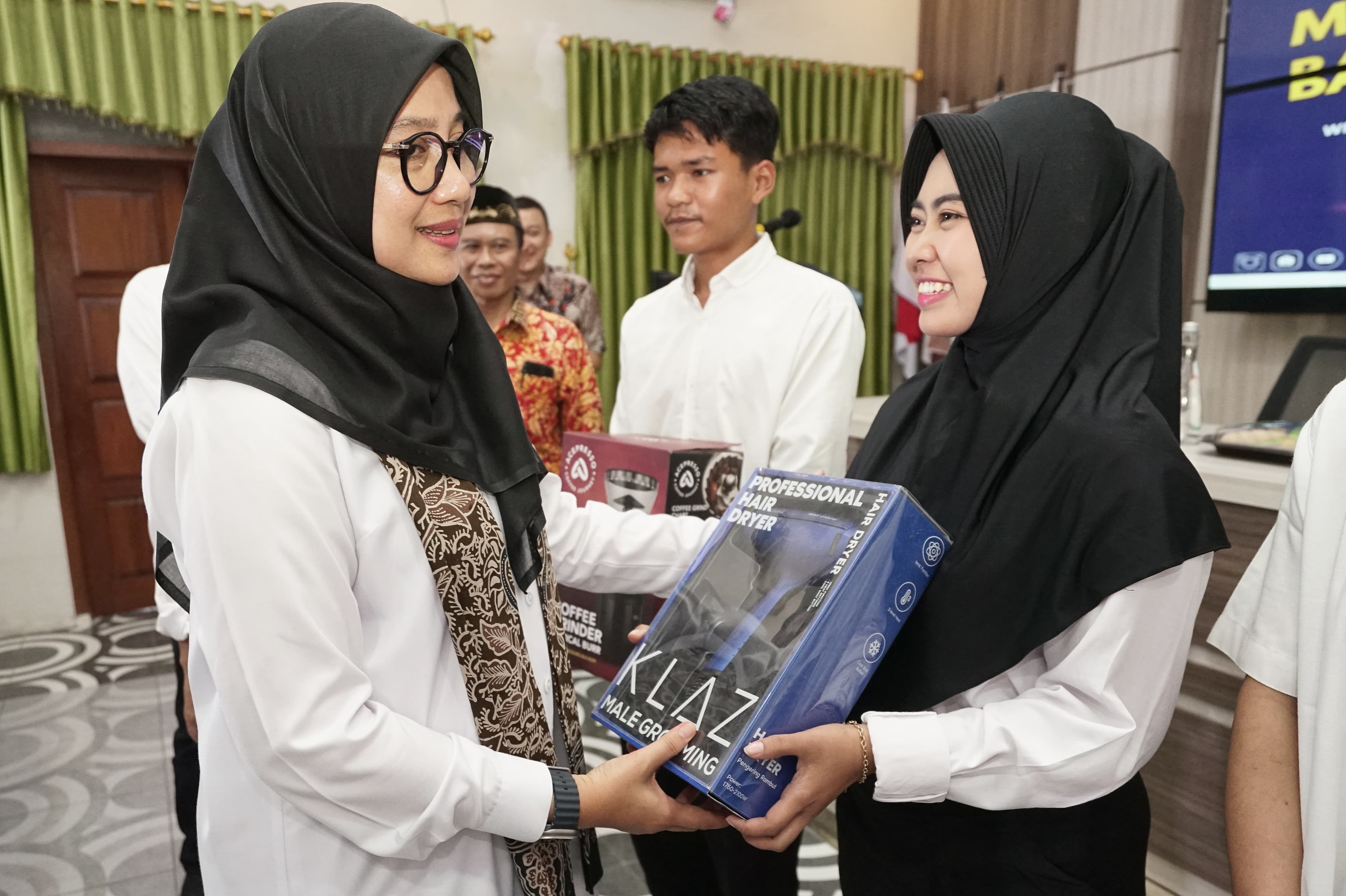 Kembali Berinovasi, Bupati Ipuk Berikan Program Bantuan Alat Usaha bagi Lulusan SMK