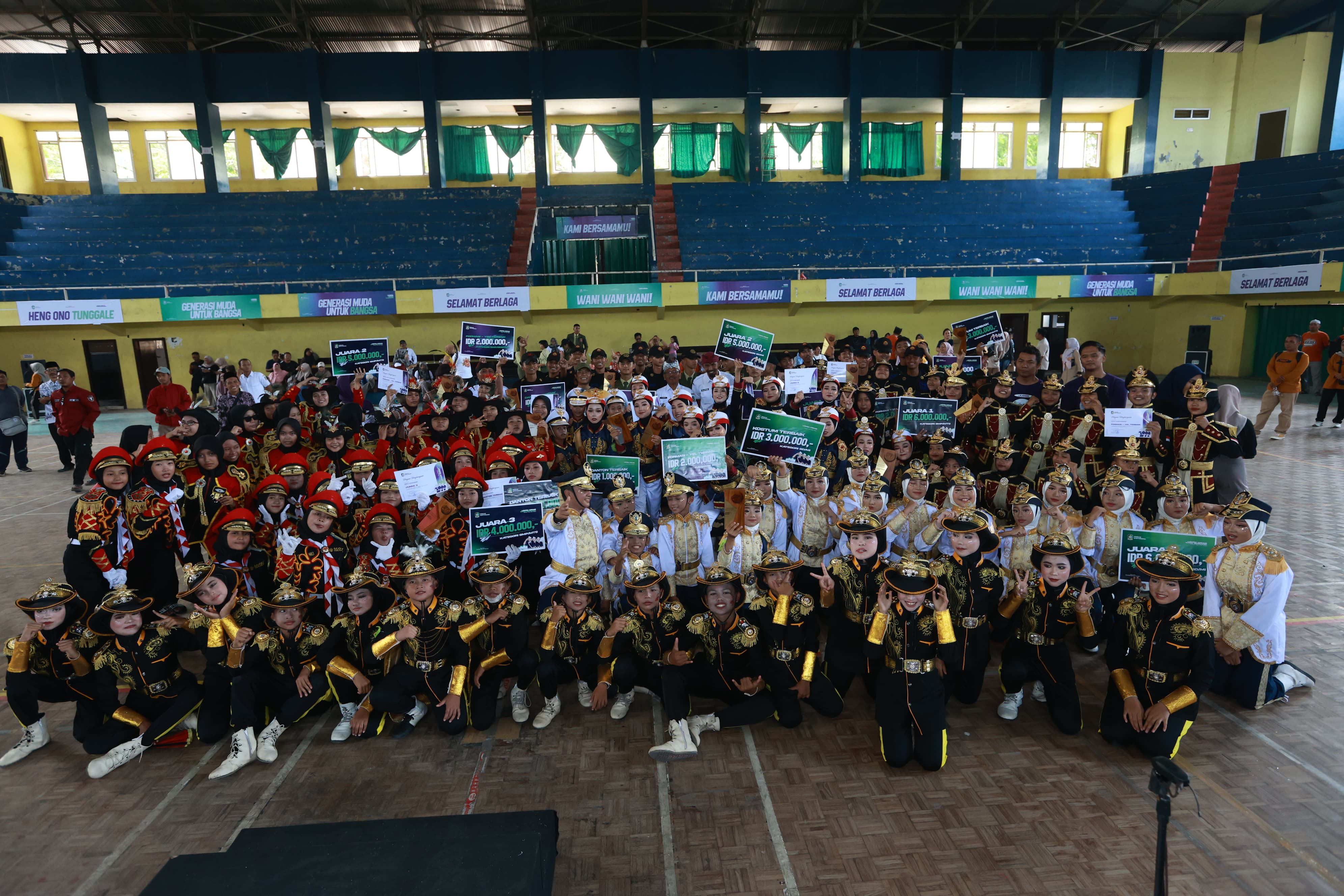 Plt Bupati Sugirah Tutup Lomba Kreasi Baris Berbaris Banyuwangi 