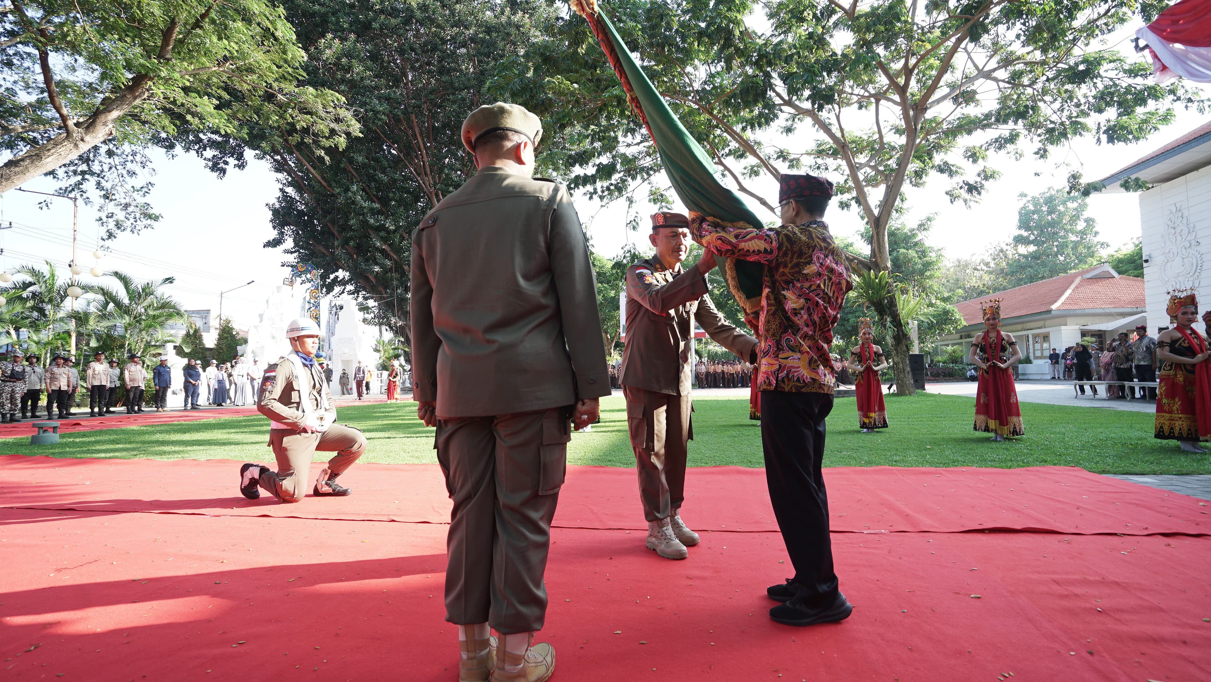 Disambut Meriah, Kirab Pataka Jer Basuki Mawa Beya Tiba di Banyuwangi