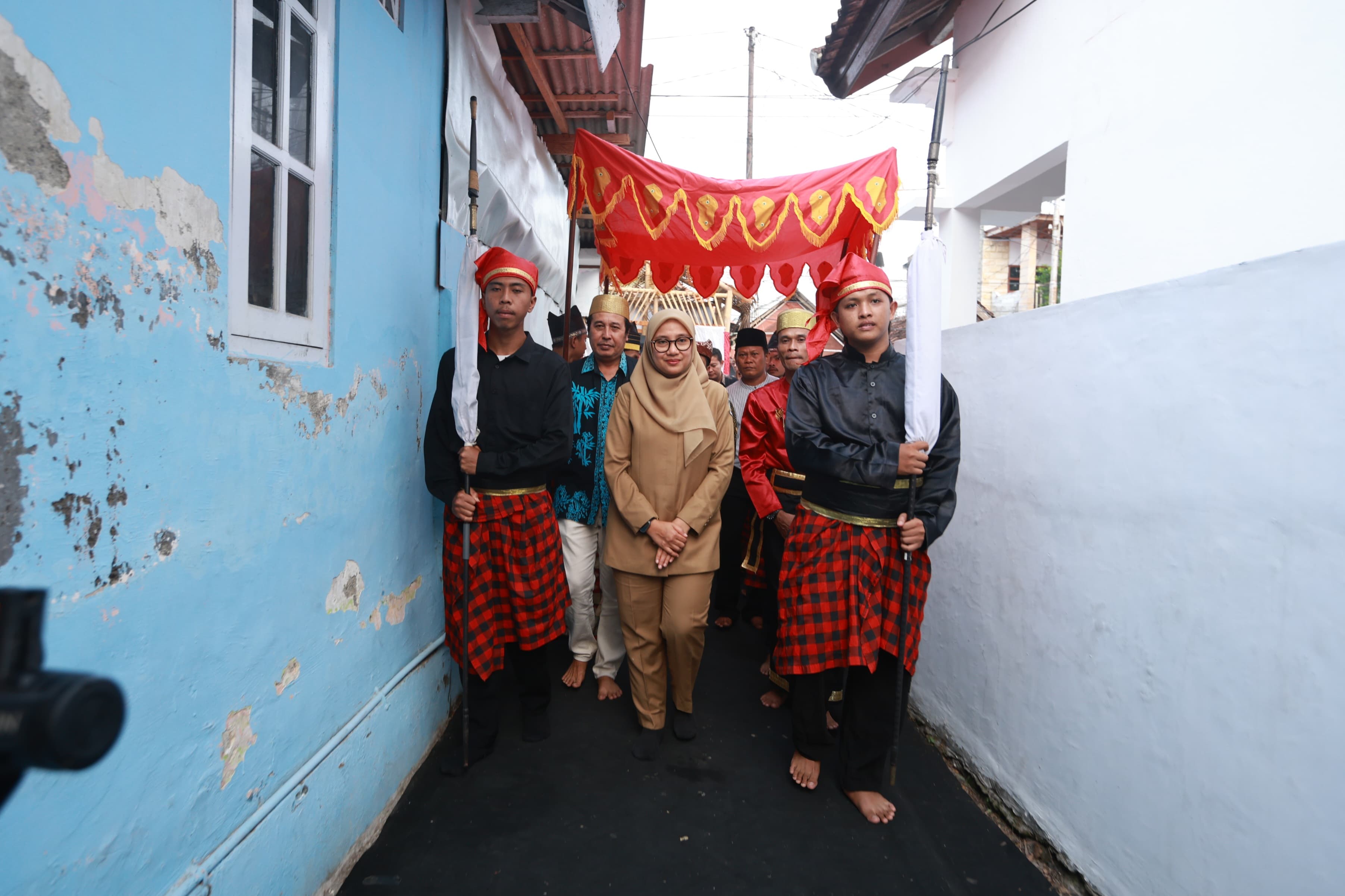 Mampu Rangkul Lintas Etnis, Bupati Ipuk Diangkat Jadi Keluarga Kehormatan Bugis Mandar Banyuwangi 