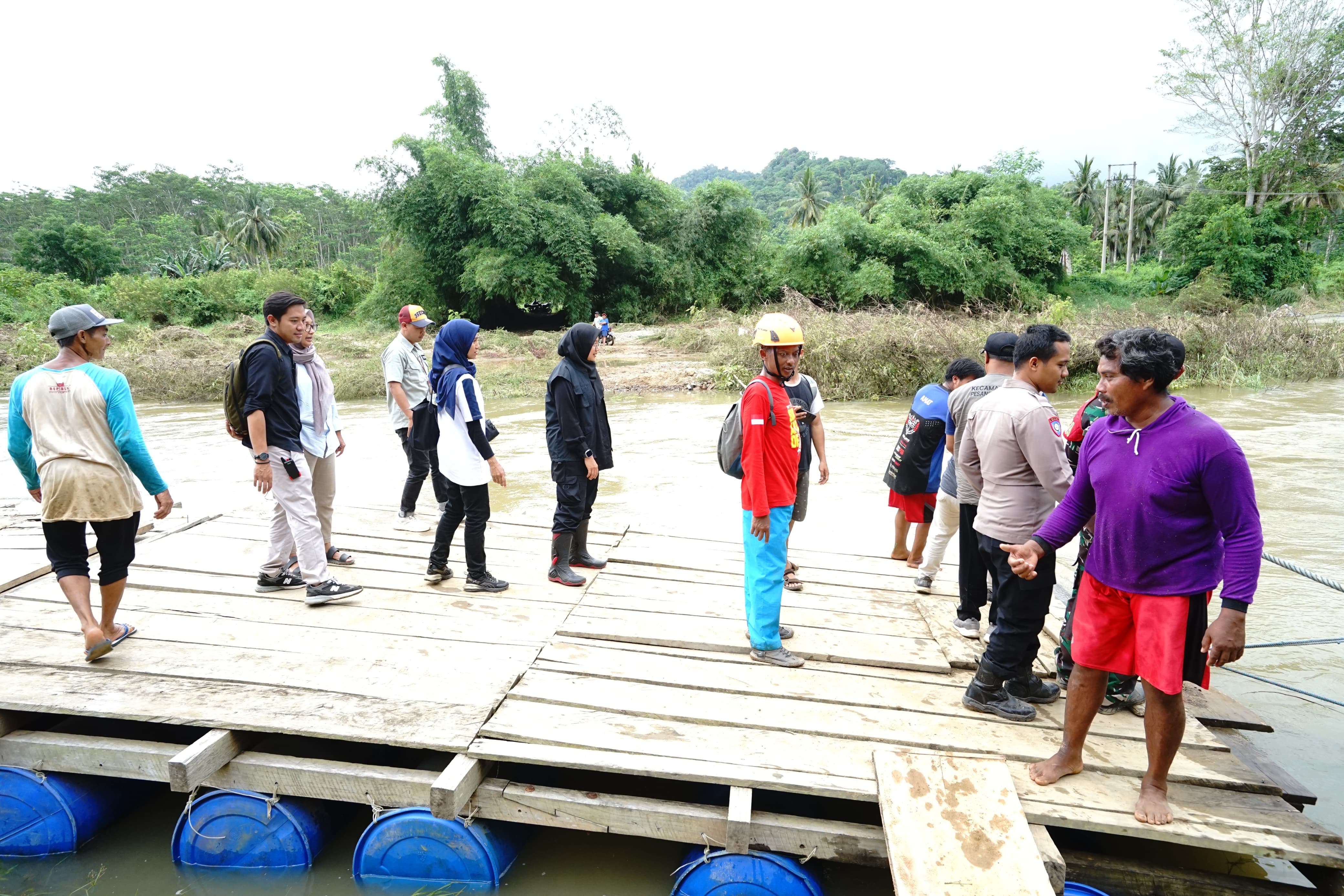 Tinjau Banjir Sukamade, Bupati Ipuk Pastikan Ketersedian Logistik  Warga Terdampak