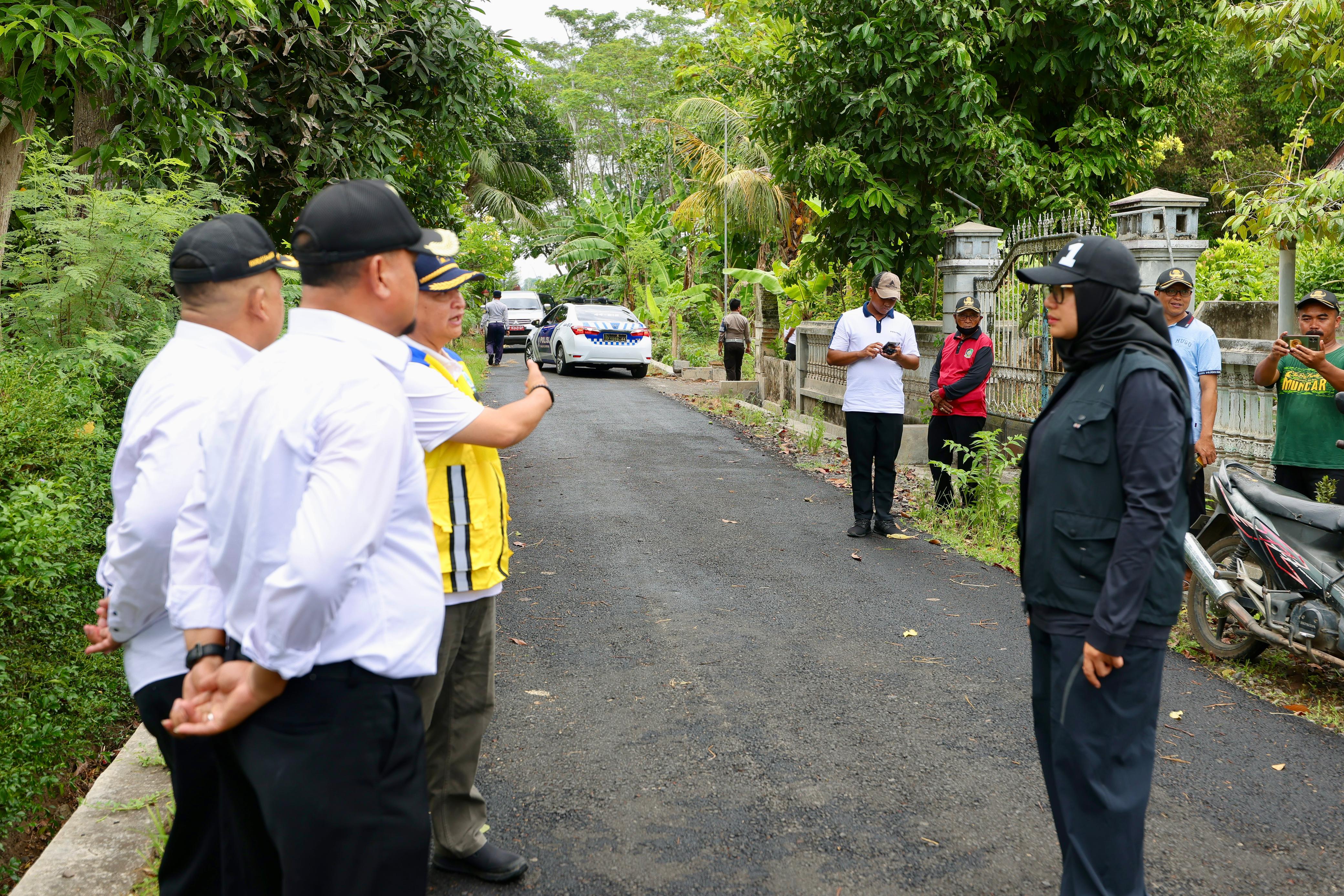 100 Ruas Jalan Dibangun dan Diperbaiki di Muncar, Bu Ipuk Tinjau Progres Pembangunannya