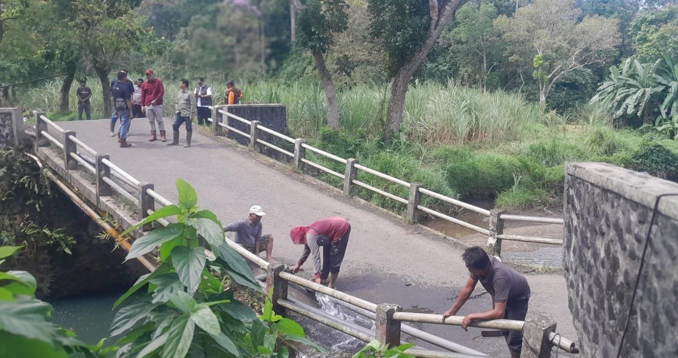 Rusak dan Ambles, Dinas PU CKPP Banyuwangi Segera Bangun Jembatan Darurat Penghubung Tiga Desa di Pe