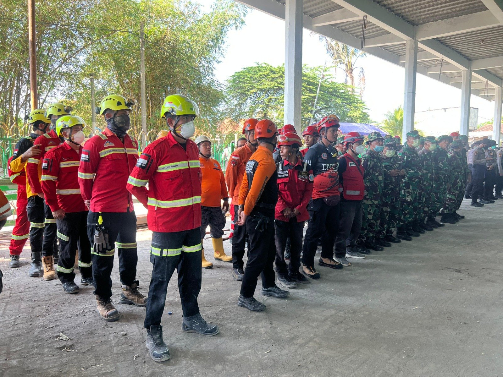 Tim ERT PT BSI Jalankan Misi Penyelamatan di Tengah Struktur Bangunan Runtuh