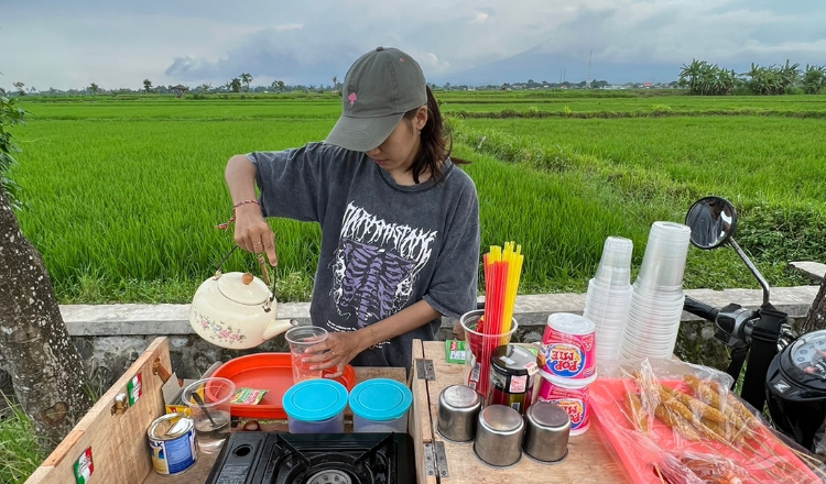 Kreatif, Kakak Adik di Banyuwangi Buka Warkop Ala Persawahan