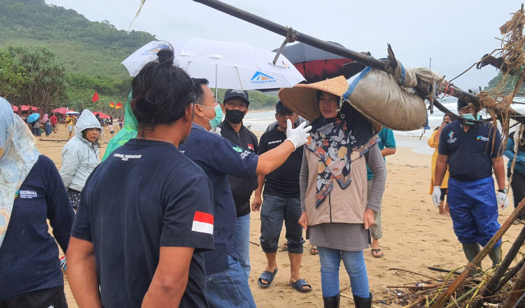 Limbah Medis Berserakan di Pulau Merah, DLH Banyuwangi Turun Tangan