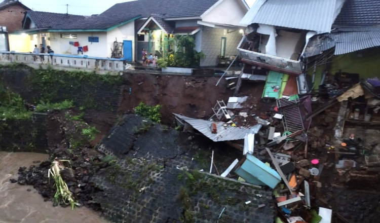 Rumah di Banyuwangi Ambrol Tergerus Air Sungai