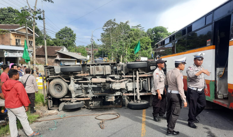 Truk Pecah Ban Lalu Terguling di Banyuwangi