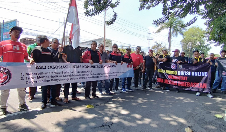 Ratusan Ojol Demo Kantor Bupati Banyuwangi, Tuntut Penghapusan Zona Merah