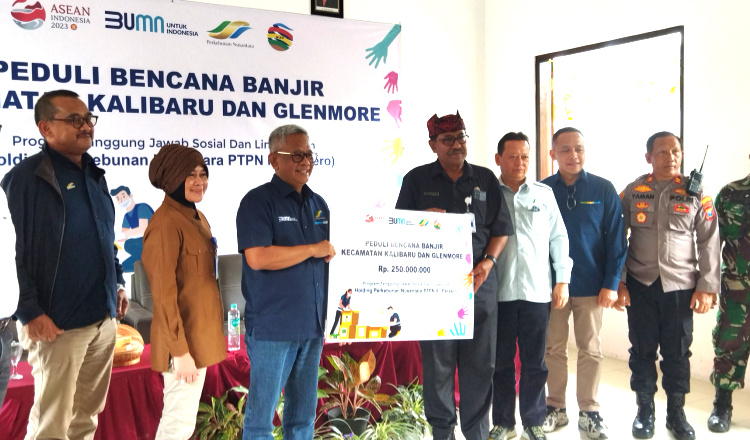 PTPN III Serahkan Bantuan Rp 250 Juta untuk Korban Banjir di Kalibaru dan Glenmore