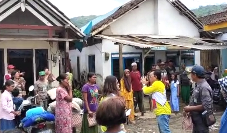 Puluhan Rumah di Kalibaru Rusak Imbas Angin Puting Beliung, Ruliyono Door to Door Berikan Bantuan