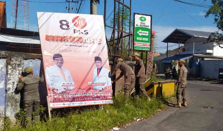 Satpol PP Banyuwangi Tindak Ratusan Reklame Ilegal