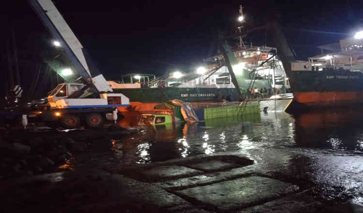 Ramp Door Patah, Truk Jatuh ke Laut di Pelabuhan Ketapang Banyuwangi