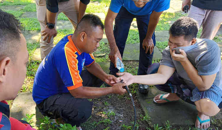 Jari Warga Bengkak Terjerat Cincin, Damkar Banyuwangi Beri Penyelamatan Darurat