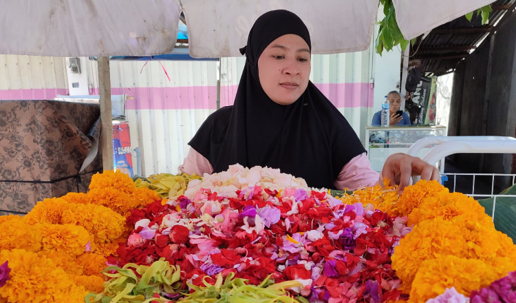 Tradisi Ziarah Jelang Ramadan Membawa Berkah, Pedagang Kembang di Banyuwangi Raup Untung