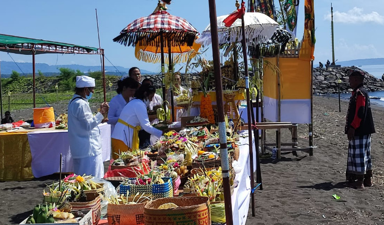 Jelang Nyepi, Umat Hindu di Banyuwangi Gelar Upacara Melasti