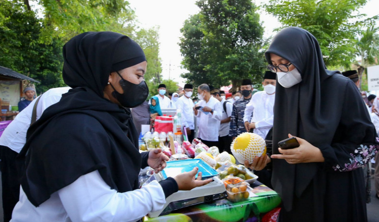 Jadi Momen Tingkatkan Kesejahteraan UMKM, Bupati Banyuwangi Dukung Pasar Takjil Ramadan 