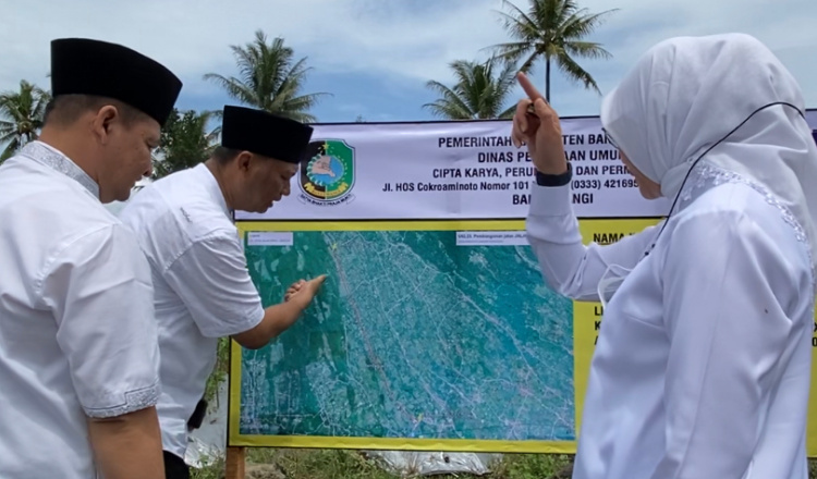 Ngantor di Desa Sragi, Bupati Ipuk Cek Program Pembangunan Jalan Lingkar Rogojampi-Gendoh