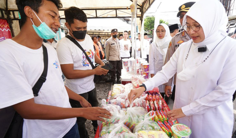 Sidak Pasar Rogojampi, Bupati Ipuk Pastikan Harga Bahan Pokok Stabil