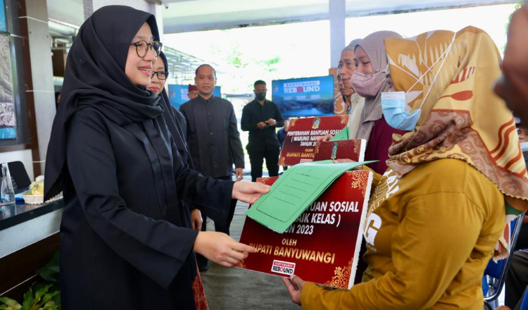 Genjot Ekonomi Arus Bawah, Banyuwangi Kembali Salurkan Bantuan untuk Warung Kecil