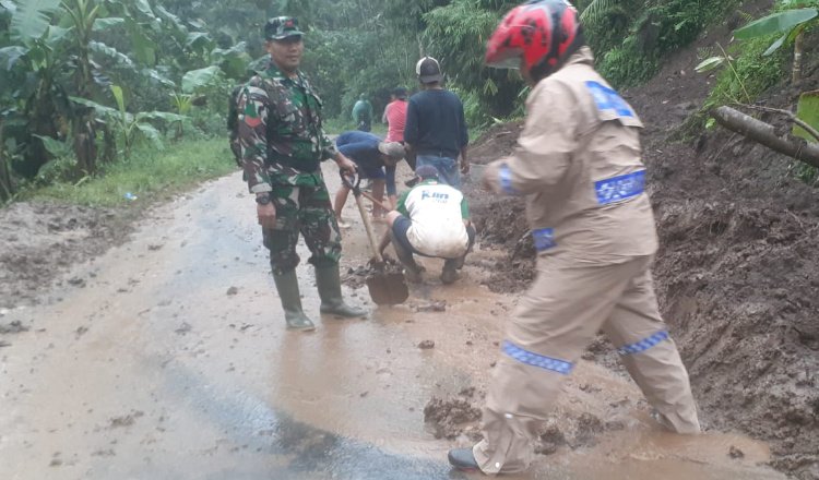 Longsor di Banyuwangi Sebabkan Akses Jalan Dusun Tersendat