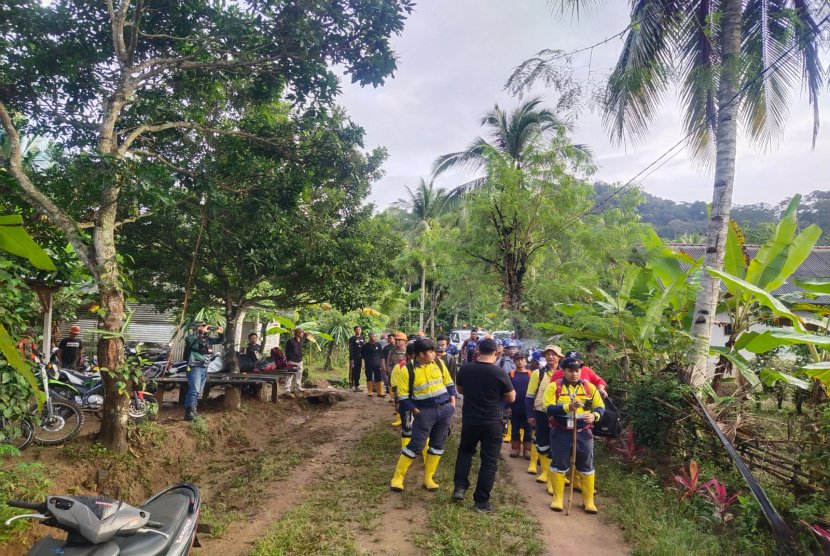 Masyarakat Bangga Ikut Dampingi Tim Survey Geologi PT BSI 
