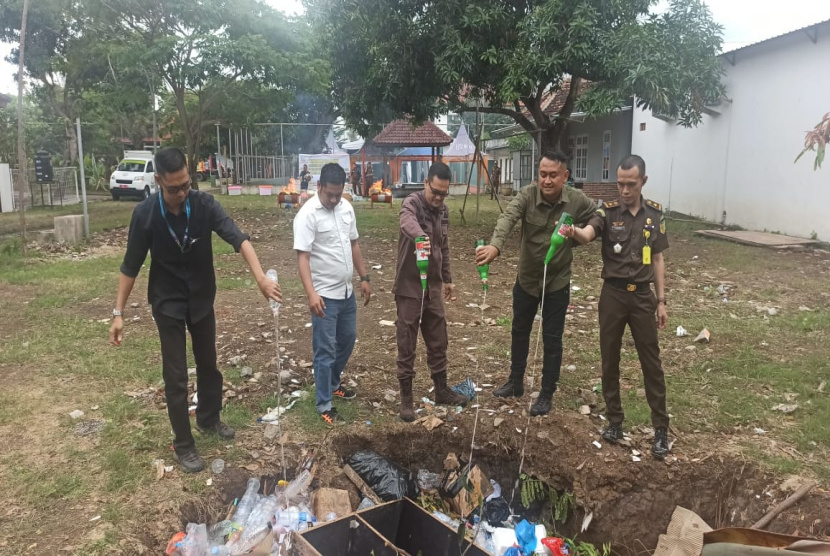 Kejaksaan Banyuwangi Musnahkan Upal dan Minuman Keras