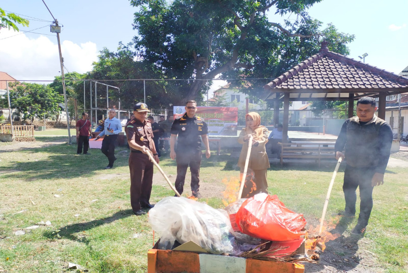 Sambut HUT RI Ke-78, Kejari Banyuwangi Musnahkan Ribuan Pil Trex 