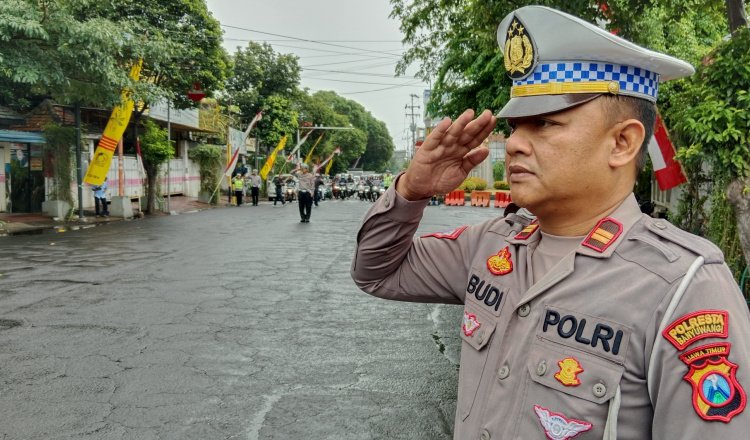 Pengendara hingga Polisi di Banyuwangi Hormat Bendera Dikala Detik-detik Proklamasi RI