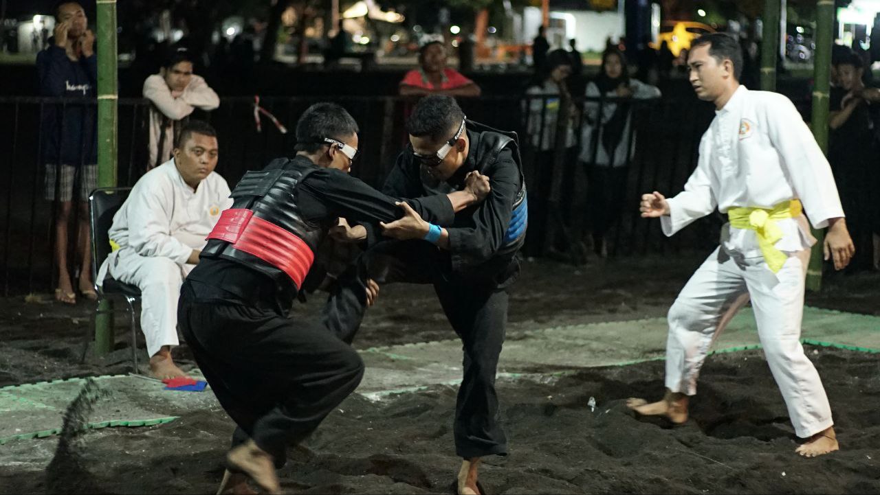 Ratusan Pesilat Jawa - Bali Bertarung di "Banyuwangi Silat On the Beach"