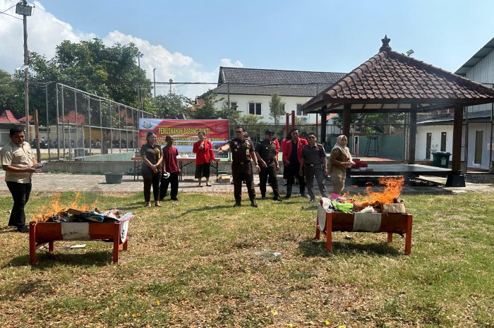 Kejari Banyuwangi Musnahkan Barang Bukti Narkotika dan Tindak Pidana Lainnya