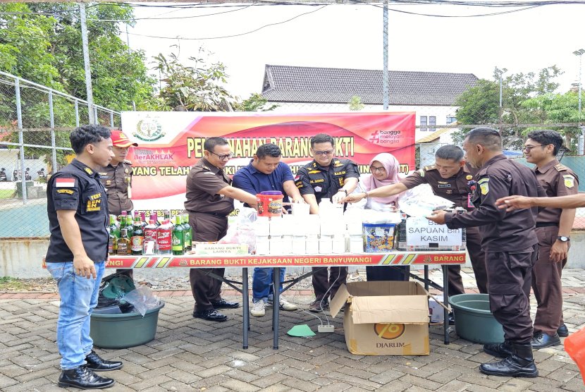 Kejari Banyuwangi Musnahkan Puluhan Barang Bukti Narkoba Hingga Alat Kejahatan