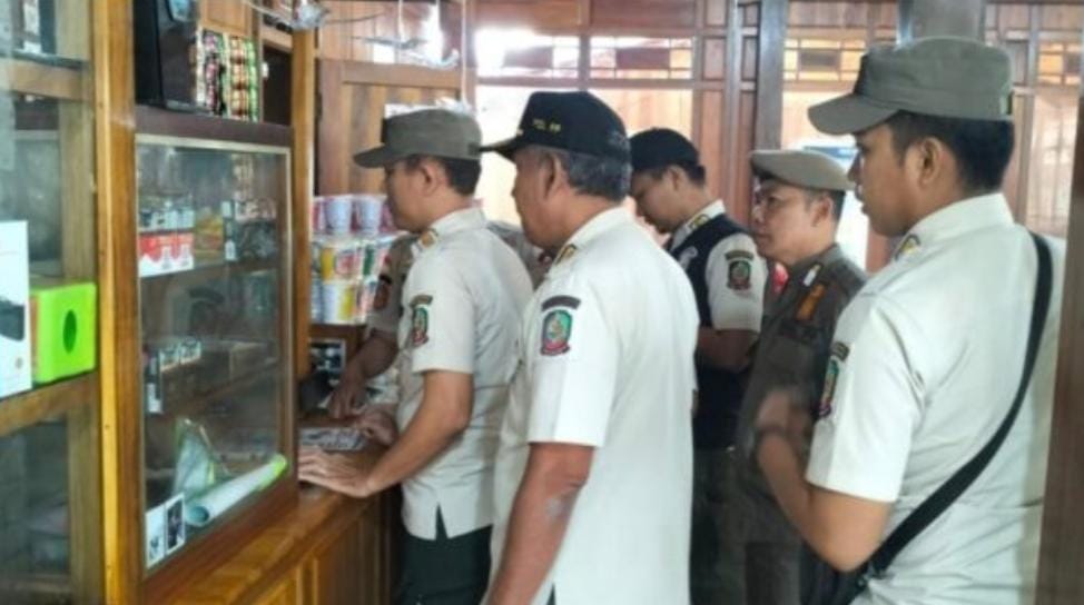 Gabungan Satpol PP Bondowoso Banyuwangi Sikat Rokok Ilegal