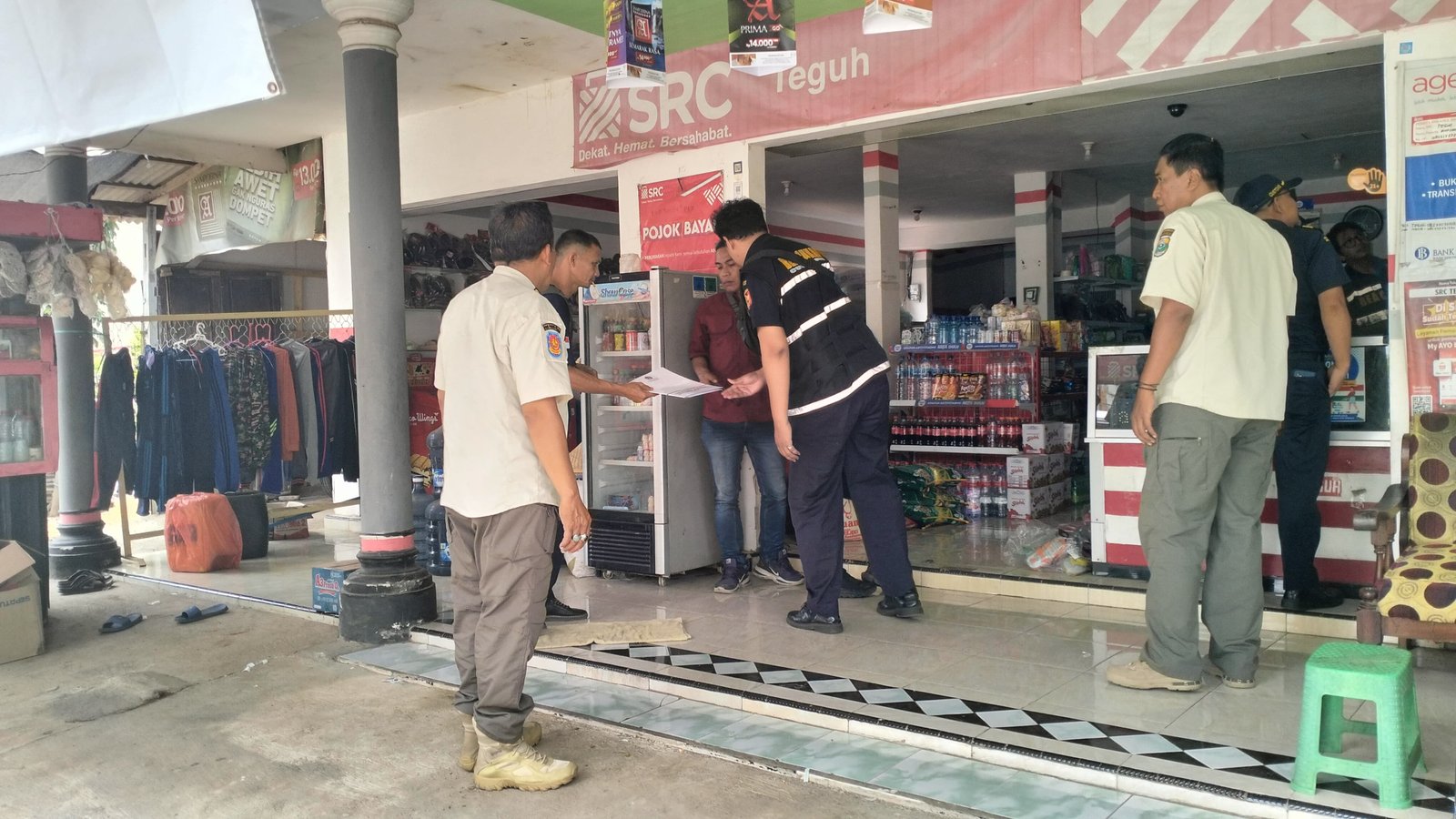 Satpol PP Bondowoso Edukasi Masyarakat Ciri-Ciri Rokok Ilegal
