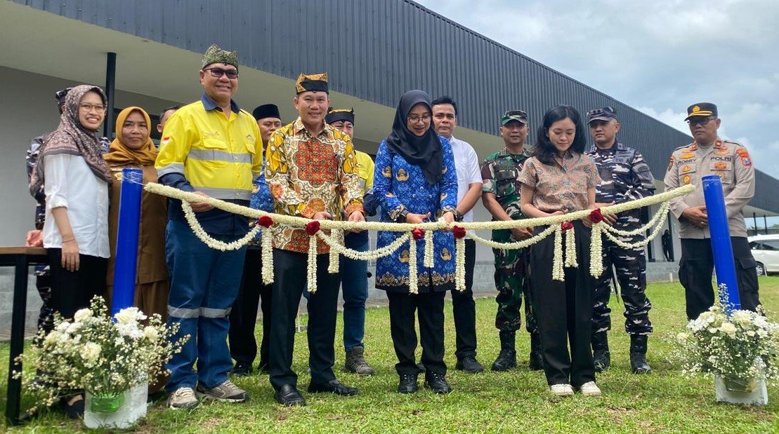 Dampingi Peresmian Rumah Pintar, Bupati Ipuk Puji Komitmen PT Bumi Suksesindo