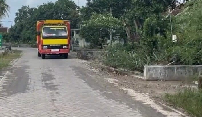 Program PPM PT BSI Ubah Jalan Berbatu di Pesanggaran Jadi Mulus