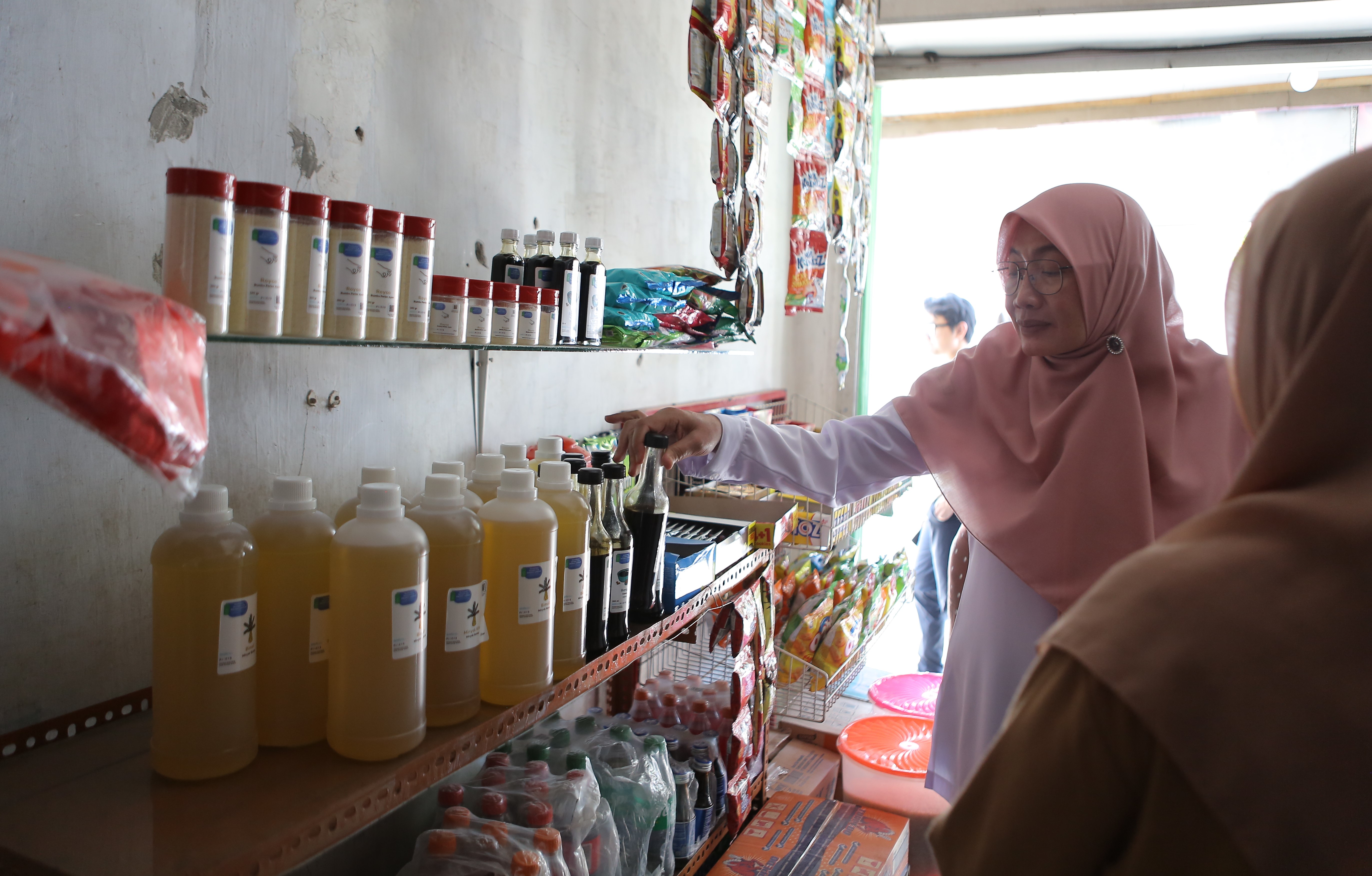 Sejumlah Warung di Banyuwangi Mulai Jual Sembako dalam Kemasan Daur Ulang